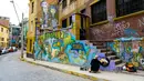 Seniman Sammy Espinosa menyelesaikan mural jalanan di Valparaiso, Chile, 9 April 2019. Valparaiso menjadi galeri seni terbuka raksasa. (Martin BERNETTI/AFP)