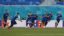 Pemain Slovakia Robert Mak (tengah) merayakan dengan rekan satu timnya setelah kiper Polandia, ojciech Szczesny mencetak gol bunuh diri pada pertandingan grup E Euro 2020 di stadion Saint Petersburg di St. Petersburg, Rusia, Senin (14/6/2021).  (Evgenya Novozhenina/Pool via AP)