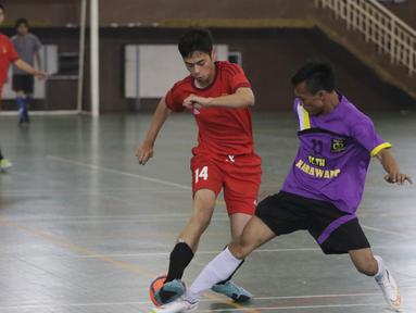 Para pemain beraksi pada Kejuaraan Futsal Tuna Rungu di Lapangan Futsal GOR Ciracas, Jakarta, Sabtu (7/11/2015). Kegiatan itu dilakukan dalam rangka memperingati Hari Sumpah Pemuda. (Bola.com/Vitalis Yogi Trisna)