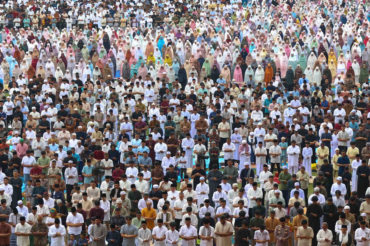 FOTO: Ribuan Warga Bogor Padati Stadion Pakansari untuk Shalat Idul Fitri