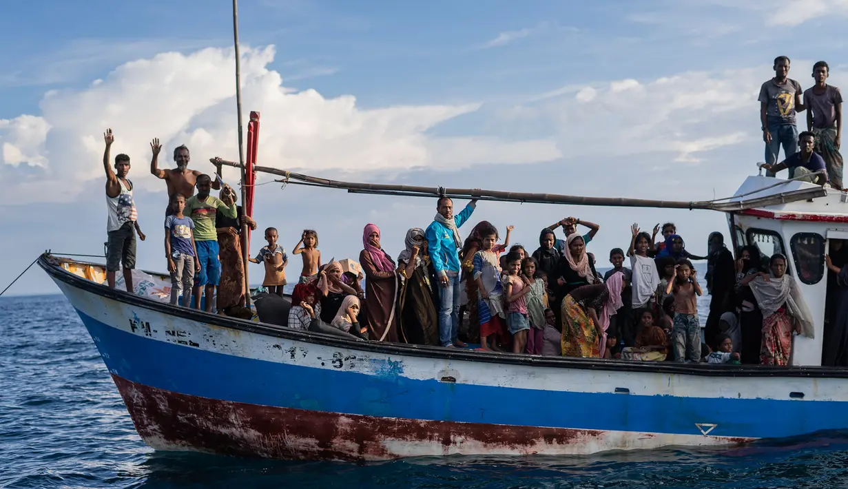 Pengungsi etnis Rohingya berada di atas kapal milik nelayan Indonesia di pesisir Pantai Seunuddon, Aceh Utara (24/6/2020). Sebanyak 94 pengungsi etnis Rohingya yang lelah dan kelaparan, termasuk 30 anak-anak ditemukan terdampar di pesisir Pantai Seunuddon. (AP Photo/Zik Maulana)