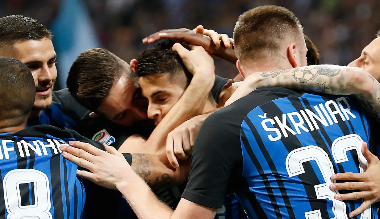 Pemain Inter Milan merangkul rekan setimnya, Joao Cancelo setelah mencetak gol ke gawang Cagliari pada laga pekan ke-33 Serie A, di Giuseppe Meazza, Selasa (17/4).  Inter Milan memetik kemenangan meyakinkan dengan skor 4-0. (AP/Antonio Calanni)