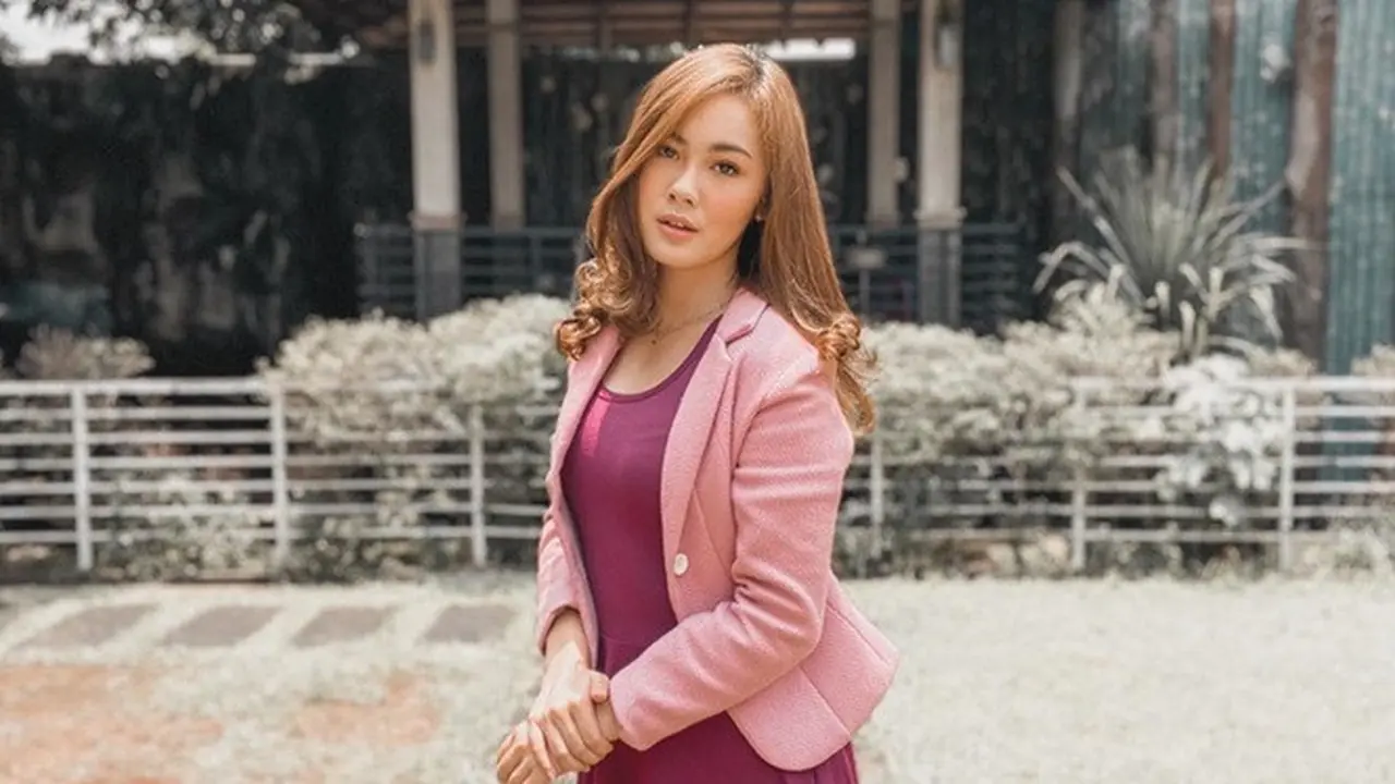 7 Gaya Kasual Jennifer Eve, Pemeran Arumi di Sinetron Istri Kedua