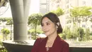 Padanan kain batik bernuansa cokelat menjadi pilihan yang tepat untuk menyeimbangkan tampilan.   [@prillylatuconsina96].