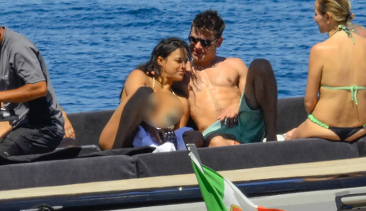 Zac Efron dan Michelle Rodriguez liburan di Porto Cervo, Pulau Sardinia, Italia, Selasa (8/7/2014) (mzn.com)