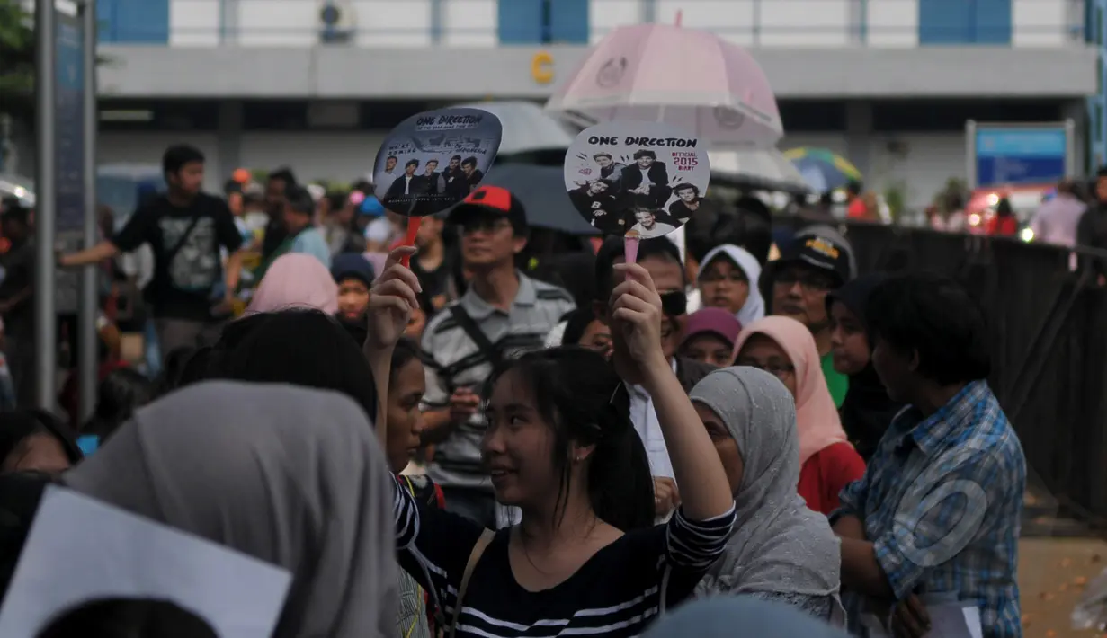 Seorang calon penonton konser One Direction mengantre menukarkan tiket di Istora Senayan, Jakarta, Sabtu (21/3/2015). Boyband One Direction akan menghibur para penggemarnya Gelora Bung Karno, Jakarta pada 25 Maret mendatang. (Liputan6.com/Johan Tallo) 