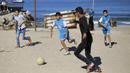 Sejumlah anak Palestina bermain sepak bola di kawasan Gaza, Jumat (3/11/2017). Sepak bola tidak hanya menjadi olahraga favorit, tapi juga sebagai salah satu cara bagi warga untuk mengurangi ketegangan akibat peperangan. (AFP/Mohammed Abed)