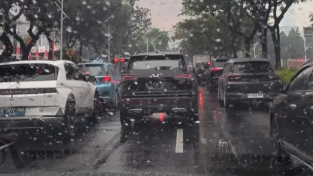 Hujan yang mengguyur Jakarta pada Selasa (19/8/2025) pagi, membuat kemacetan terjadi berbagai ruas jalan