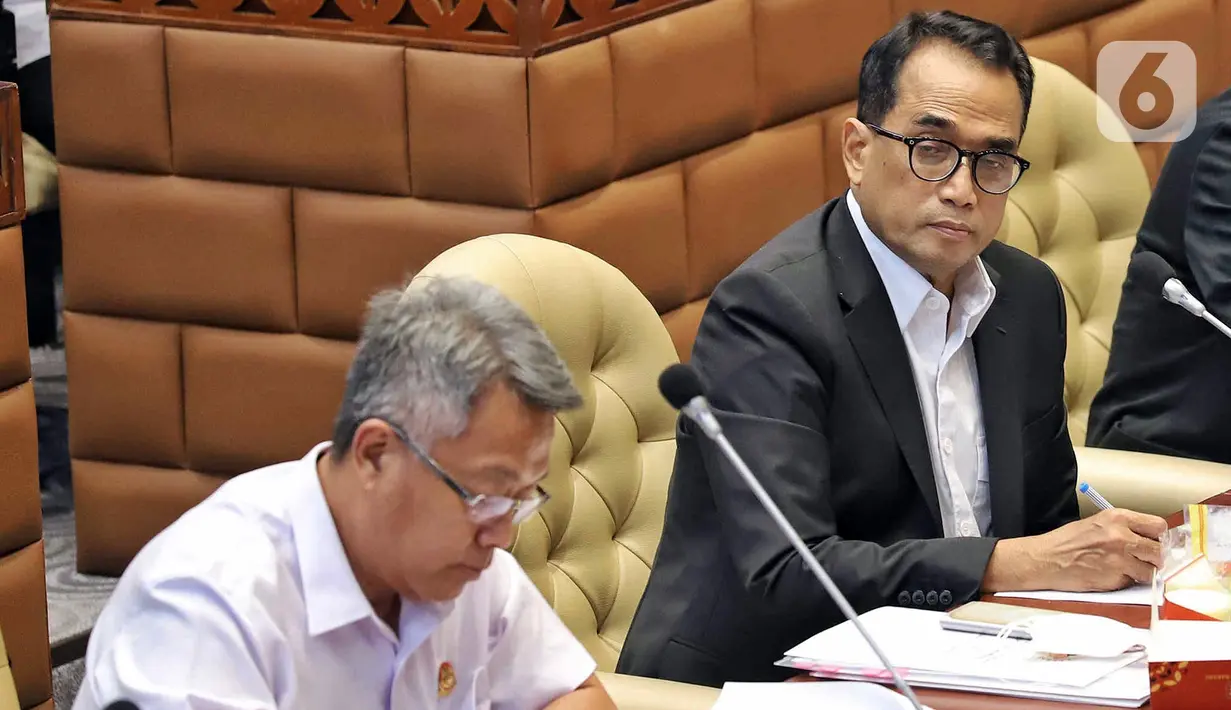 Menteri Perhubungan Budi Karya Sumadi (kanan) saat mengikuti rapat kerja dengan Komisi V DPR RI di Kompleks Parlemen, Jakarta, Kamis (24/11/2022). Rapat membahas evaluasi pelaksanaan APBN TA 2022, penyerahan hasil kompilasi kunjungan kerja pada Masa Persidangan I Tahun Sidang 2022-2023 dan penanganan bencana gempa. (Liputan6.com/Angga Yuniar)
