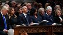 Presiden AS Donald Trump dan Melania Trump, mantan presiden Barack Obama dan Michelle Obama serta mantan presiden Bill Clinton dan Hillary Clinton dalam prosesi pemakaman kenegaraan George HW Bush di Washington, Rabu (5/12). (AP/Alex Brandon, Pool)