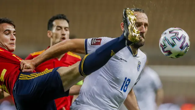 FOTO: Spanyol Tundukkan Kosovo 3-1 dan Puncaki Klasemen Grup B - Vedat Muriqi; Eric Garcia