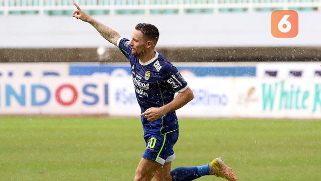 Foto: Aksi Tendangan Jarak Jauh Marc Klok ke Gawang Arema FC Bawa Persib Kembali Gusur Persija