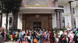 Sejumlah orang memadati Setu Babakan, Jakarta Selatan, untuk memeriahkan Festival Lebaran Betawi 2017, Sabtu (29/7). Acara yang diselenggarakan Pemprov DKI Jakarta dan Bamus Betawi ini dibuka dari 28 Juli hingga 30 Juli. (Liputan6.com/Herman Zakharia)