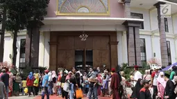 Sejumlah orang memadati Setu Babakan, Jakarta Selatan, untuk memeriahkan Festival Lebaran Betawi 2017, Sabtu (29/7). Acara yang diselenggarakan Pemprov DKI Jakarta dan Bamus Betawi ini dibuka dari 28 Juli hingga 30 Juli. (Liputan6.com/Herman Zakharia)