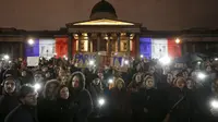 Sejumlah warga London menggalang dana untuk membantu para korban serangan bom dan penembakan di Paris, Trafalgar Square,  London, Inggris, Sabtu  (14/11/2015). (REUTERS/Peter Nicholls)