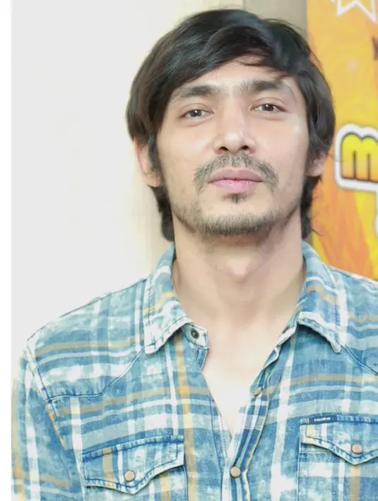 "Tapi tetap kerja masih sama yang berhubungan. Kerjaannya masih di bidang ini, paling mundur saja. Lihat saja nanti," kata Abimana ditemui di ulangtahun Cosmopolitan FM, Sarinah lantai 8, Jakarta Pusat, Kamis (28/1/2016). (Galih W. Satria/Bintang.com)