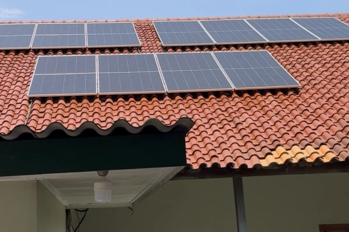 Korem 074/Warastratama Surakarta mulai memanfaatkan pembangkit listrik tenaga surya (PLTS).