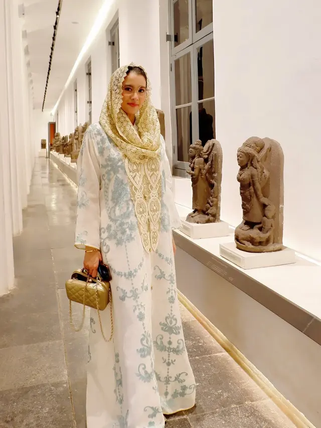 6 Model Batik Elegan Marcella Zalianty yang Curi Perhatian