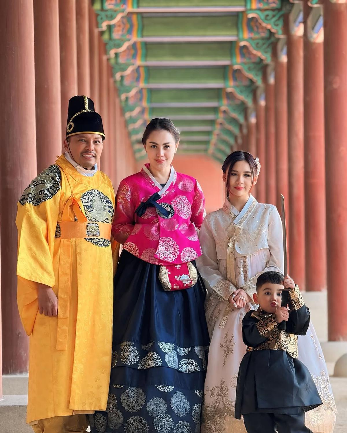 Potret Jennifer Dunn dan Keluarga Pakai Hanbok saat Nikmati Momen di Istana Gyeongbok
