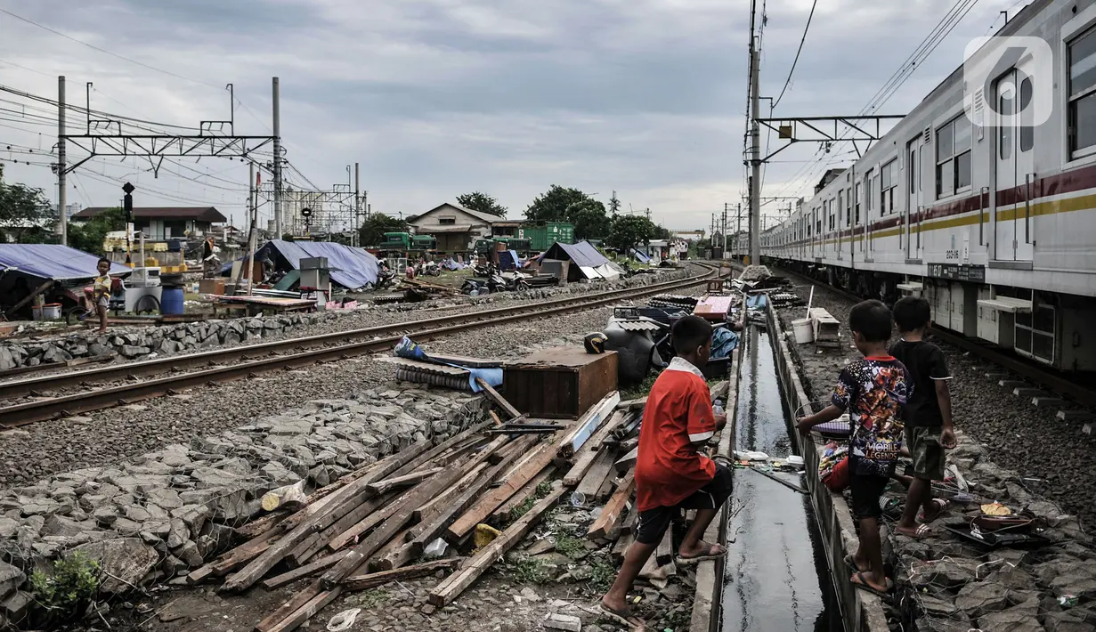 Anak-anak korban penggusuran bermain di sekitar tenda pengungsian RT 006/004, Kampung Bandan, Ancol, Jakarta, Kamis (16/7/2020). Korban penggusuran mengaku telah puluhan tahun tinggal di bantaran rel sekitar Kampung Bandan dan memiliki E-KTP bukti penduduk DKI Jakarta. (merdeka.com/Iqbal S. Nugroho)