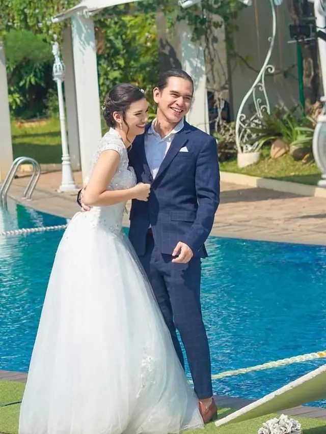 Raut wajah bahagia pun langsung terpancar dari kedua mempelai usai melaksanakan ijab qabul. Meskipun orangtua Sam diceritakan tak hadir di hari spesial mereka.