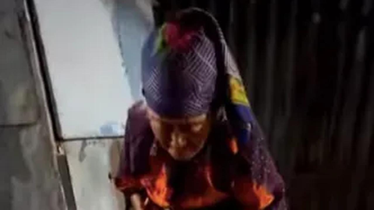 Bahkan, menurut nenek Niah, di hari sebelumnya, tidak ada orang yang membeli dagangannya sama sekali. Ada tukang becak yang beli pun ia mengutang.