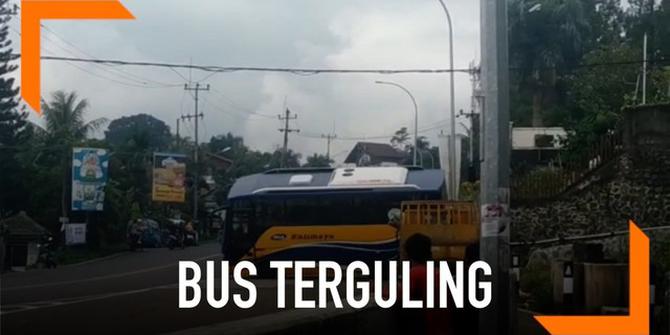 VIDEO: Bus Pariwisata Asal Banten Terguling di Kawasan Puncak Bogor