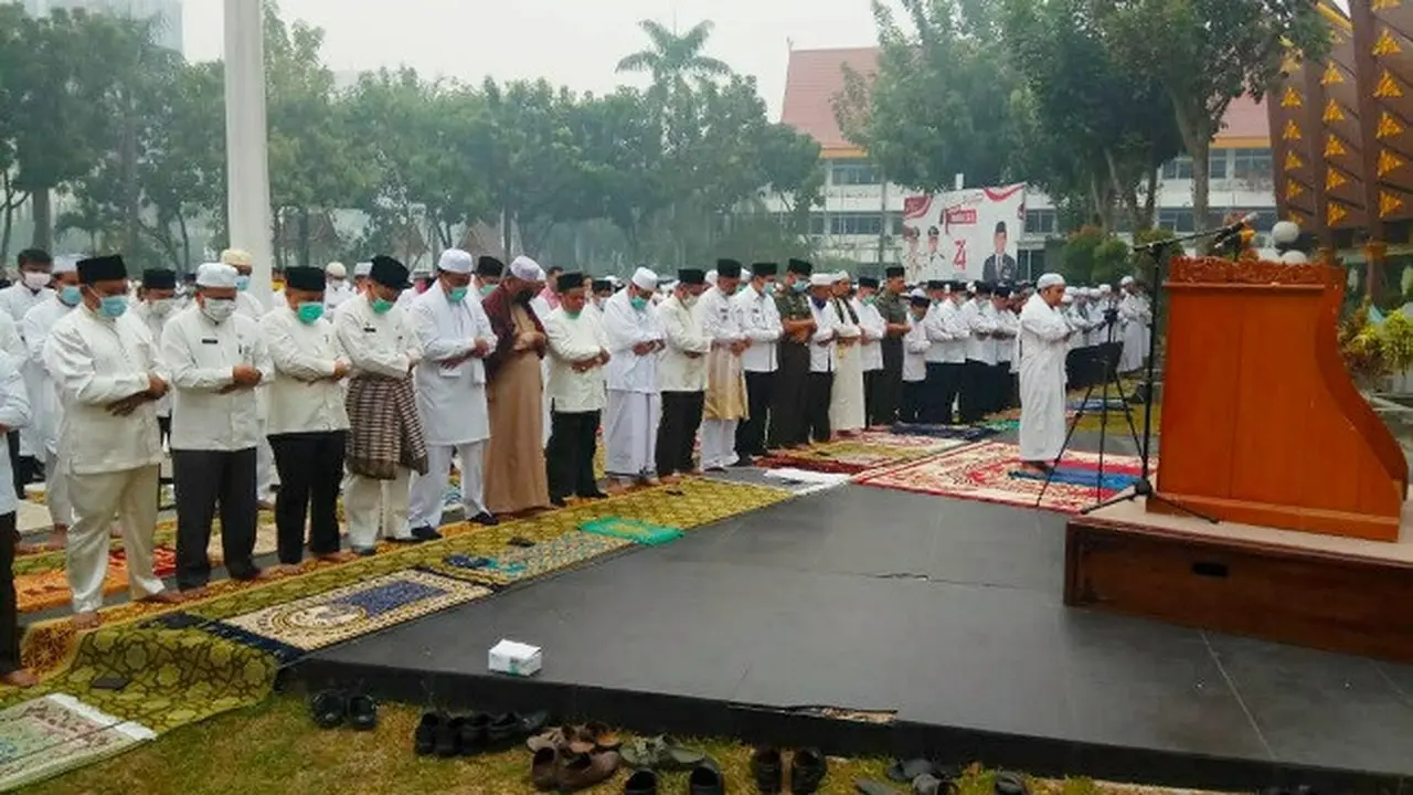 Wali Kota Pekanbaru Dr Firdaus saat mengikuti Salat Istisqa agar kabut asap hilang dan kebakaran lahan padam.
