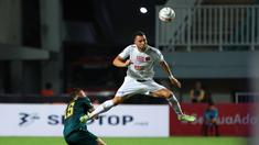 Pemain Persija Jakarta, Marko Simic berusaha mencetak gol ke gawang Persikabo 1973 melalui tandukannya pada laga pekan kedua BRI Liga 1 2023/2024 di Stadion Pakansari, Cibinong, Bogor, Minggu (9/7/2023). (Bola.com/M Iqbal Ichsan)