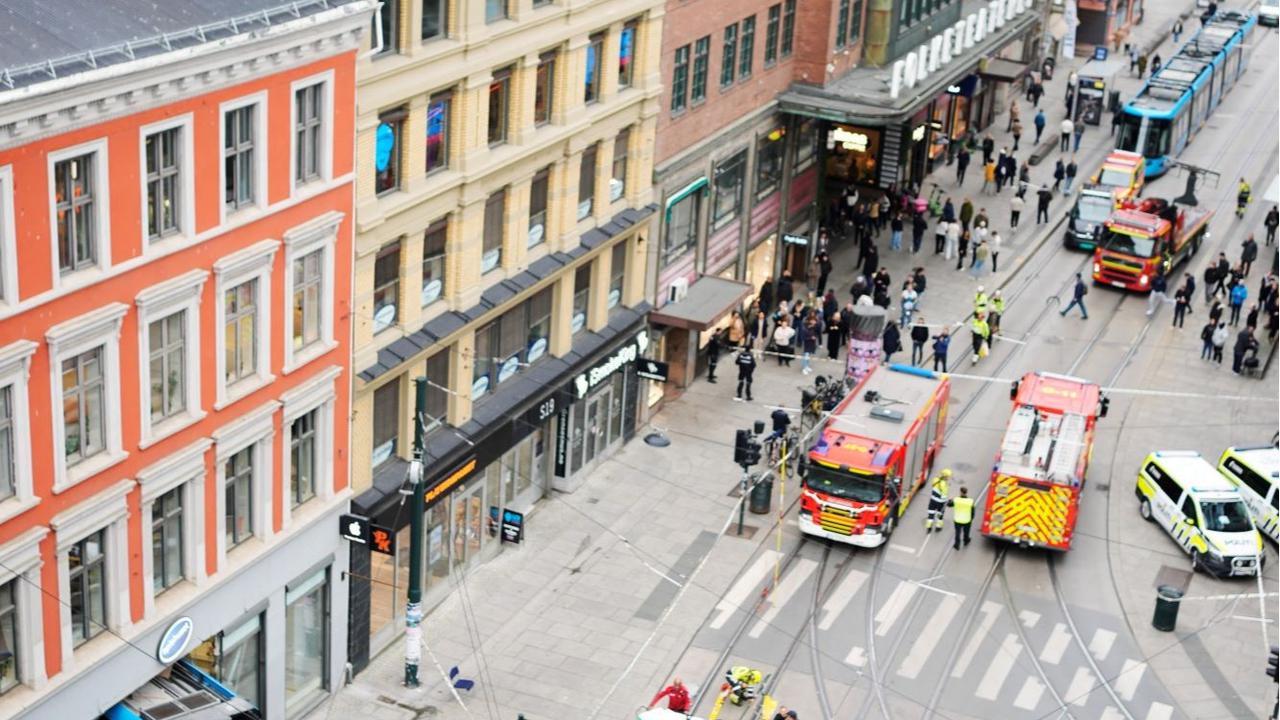 Trem tergelincir dan tabrak toko di Oslo