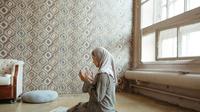 Wanita muslim berdoa setelah sholat (Pexels)