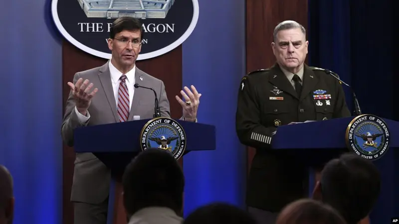 Menteri Pertahanan AS Mark Esper (kiri) dan Jenderal AS Mark Milley dalam konferensi pers di Pentagon, hari Senin (2/3).