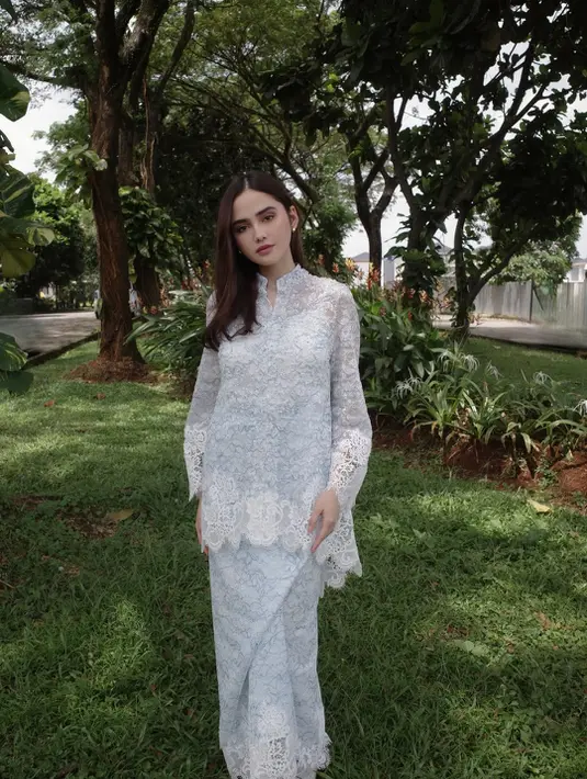 Syifa Hadju kenakan busana muslim soft blue dengan detail kerah tinggi dan lace. Dipadu dengan rok dan kerudung yang ciptakan vibes adem di hari Raya [@syifahadju]