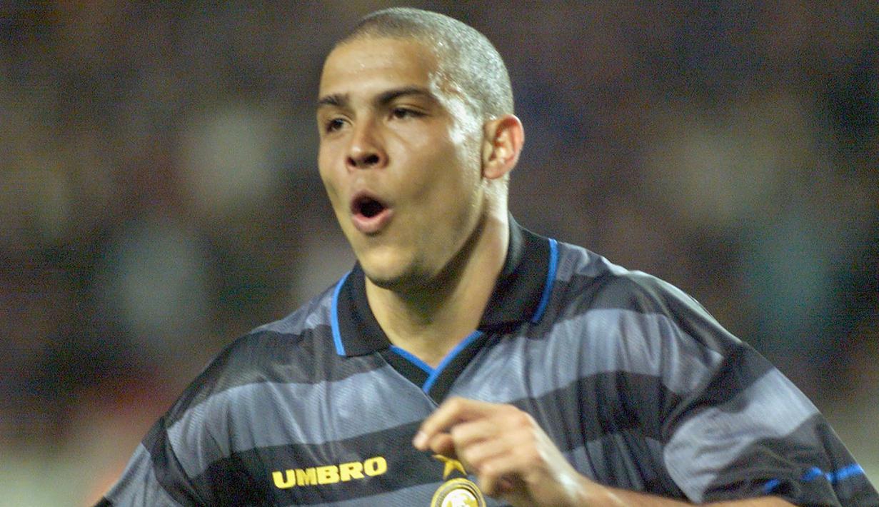 1. Ronaldo - Inter Milan mendatangkan bomber asal Brasil ini dari Barcelona pada tahun 1997. Peraih gelar FIFA World Player of the Year tahun 1996, 1997 dan 2002 itu mencetak 49 gol dalam 68 laga. (AFP/Electronic Image)