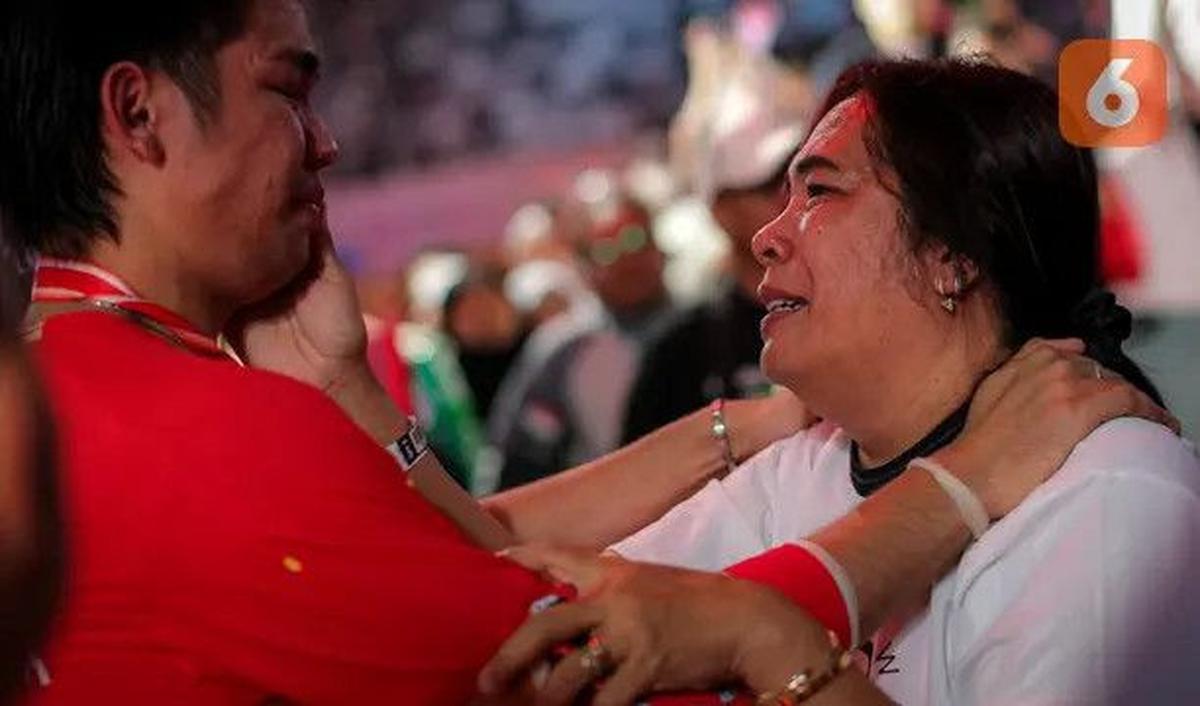 Daniel Martin pun terlihat tak kuasa menahan air mata saat naik ke podium.