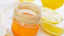 Campuran lemon dan madu bisa mengurangi rasa pedih dan mempercepat penyembuhan sakit tenggorokan. Minuman ini juga mampu mendinginkan tenggorokan dan meredakan rasa sakit saat menelan. (Istimewa)