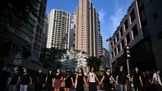 Para siswa, alumni dan guru membentuk rantai manusia di area Mid-Levels, Hong Kong, Senin (9/9/2019). Aksi dilakukan para siswa yang masih berseragam sekolah sambil memakai masker sebagai bentuk dukungan terhadap demonstran anti pemerintah setelah bentrokan pada akhir pekan. (Anthony WALLACE/AFP)
