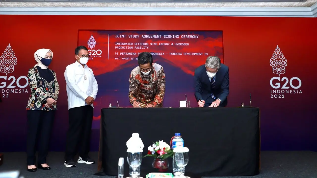 Pertamina Power Indonesia dan Pondera Development BV menandatangani joint study agreement tentang pengembangan pembangkit listrik tenaga bayu (PLTB) lepas pantai, Selasa (30/8/2022) di Nusa Dua, Bali. (Dok Pertamina)