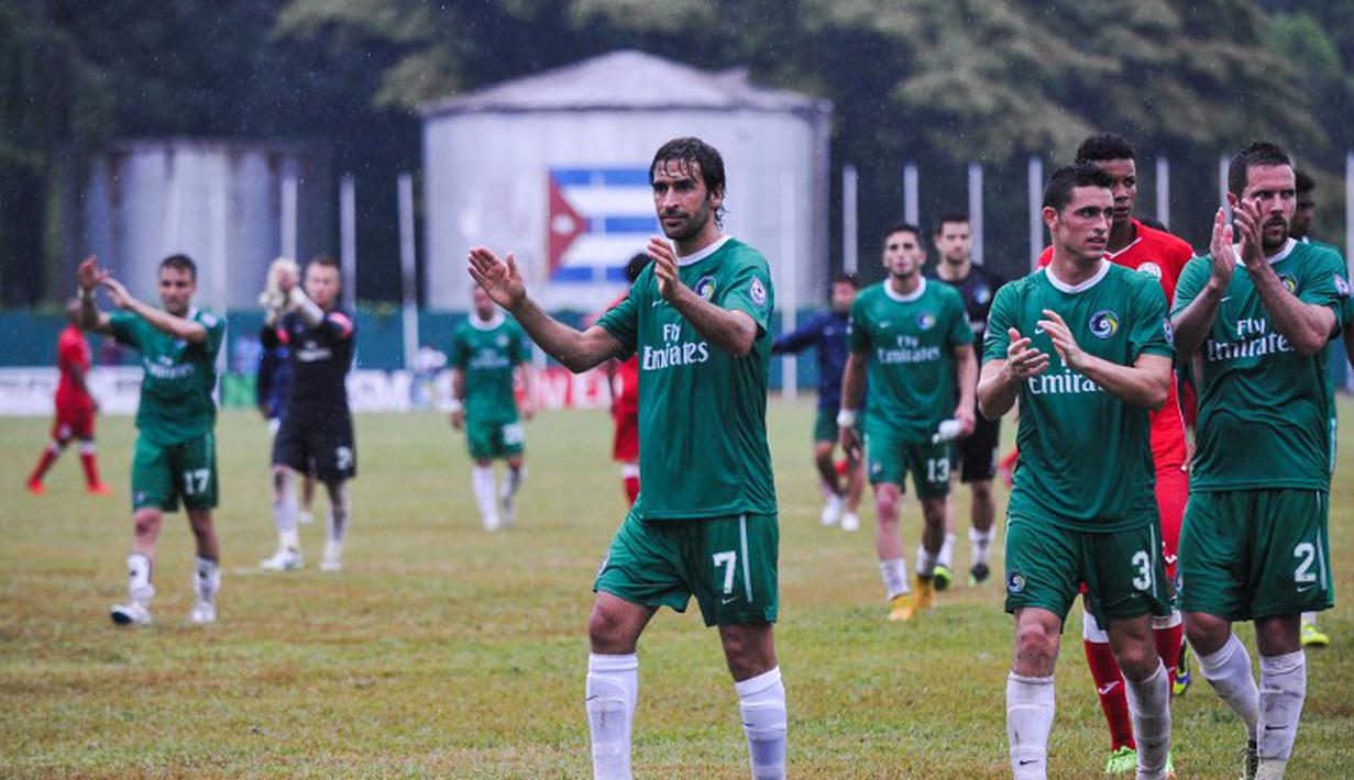 Para pemain New York Cosmos memberi hormat pada penonton yang hadir dalam laga melawan timnas Kuba tersebut (AFP/Yamil Lage)
