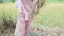 Yang belum lama ini, Sarwendah sedang panen padi. Terlihat dalam video, ibu satu anak itu terlihat santai saat memotong  batang padi. (Instagram/sarwendah29)