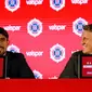 Bastian Schweinsteiger tersenyum saat mendengarkan pelatih MLS, Veljko Paunovic memberi keterangan saat konferensi pers di The PrivateBank Fire Pitch di Chicago, Rabu (29/3). (AP Photo/Nam Y. Huh)