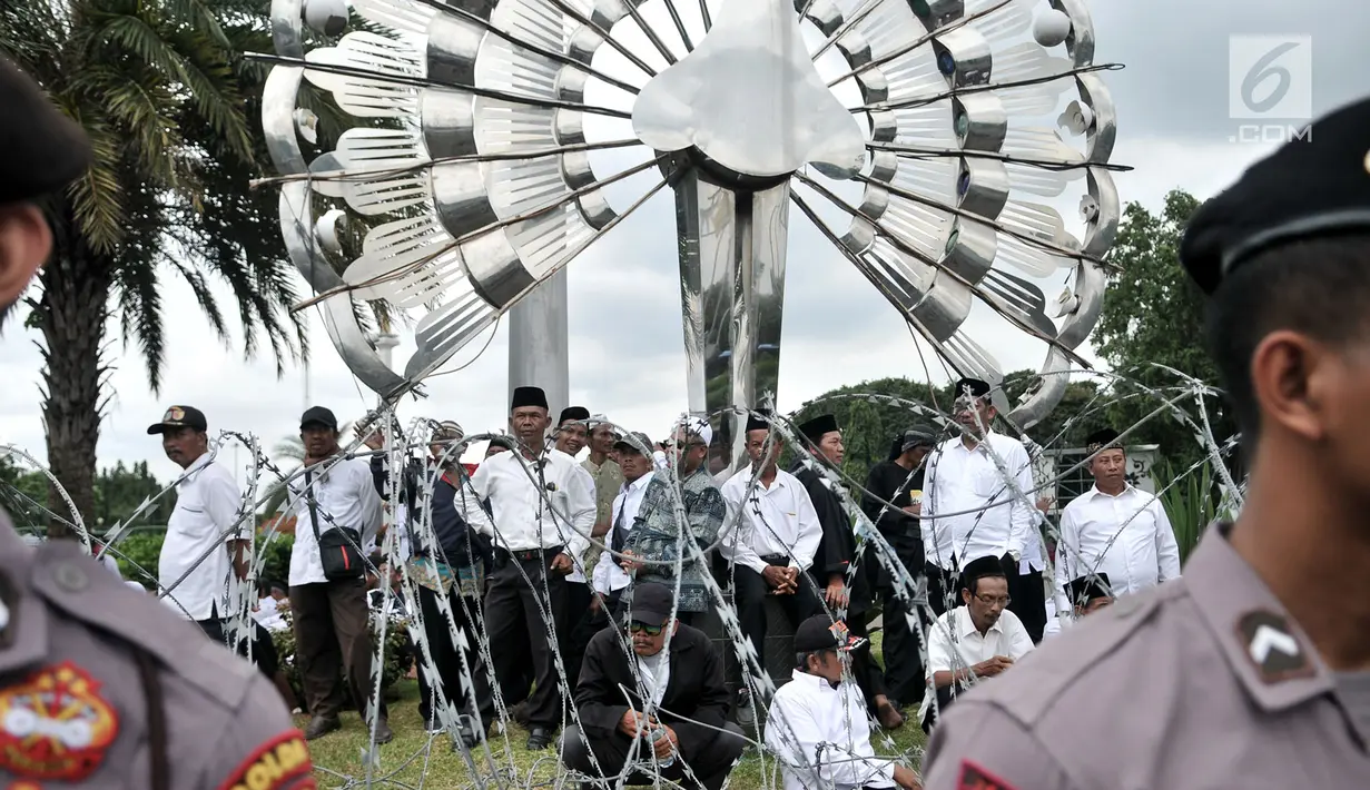 Massa FCKK Jawa Timur menggelar aksi di depan Istana, Jakarta, Senin (11/3). Mereka menuntut pemerintah segera menerbitkan NIP serta SK PNS kepada 1.357 tenaga honorer K2 yang telah lulus ujian CPNS jalur K2. (merdeka.com/Iqbal S. Nugroho)