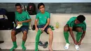 Gelandang timnas U-22 Indonesia, Paulo Sitanggang (tengah) bersiap melalukan sesi latihan di Lapangan Sutasoma, Halim Perdanakusuma, Jakarta, Selasa (3/3/2015). (Liputan6.com/Helmi Fithriansyah)