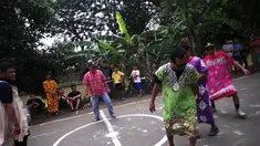 Sejumlah bapak-bapak bermain bola mengenakan daster di kawasan Cipinang Melayu, Jakarta, Minggu (17/8/14). (Liputan6.com/Faizal Fanani)