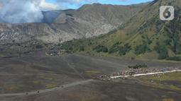 Ribuan wisatawan menghabiskan hari Minggu terakhir di libur Lebaran Idul Fitri 2023 dengan berkunjung ke kawasan Gunung Bromo. (merdeka.com/Arie Basuki)