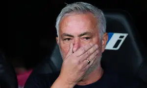 Pelatih kepala Real Madrid, Jose Mourinho, duduk di bangku cadangan sebelum pertandingan sepak bola La Liga antara Real Madrid dan Villarreal di Madrid, Spanyol, Minggu (11-10-2026) dini hari WIB. (Foto AP/Manu Fernandez)