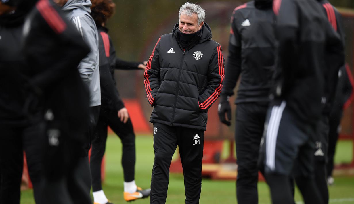 Pelatih Manchester United, Jose Mourinho, memimpin sesi latihan jelang laga Liga Champions di Manchester, Senin (12/3/2018). Manchester United akan berhadapan dengan Sevilla. (AFP/Oli Scarff)