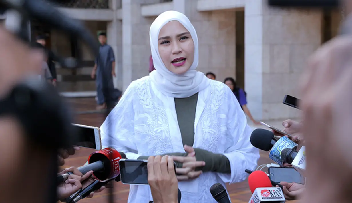 Tidak hanya ibundanya yang aktif dalam kegiatan tersebut, Zaskia Adya Mecca hadir bersama dengan kakak dan adiknya. Terlihat juga artis Prilly Latuconsina yang mendukung kegiatan tersebut. (Deki Prayoga/Bintang.com)
