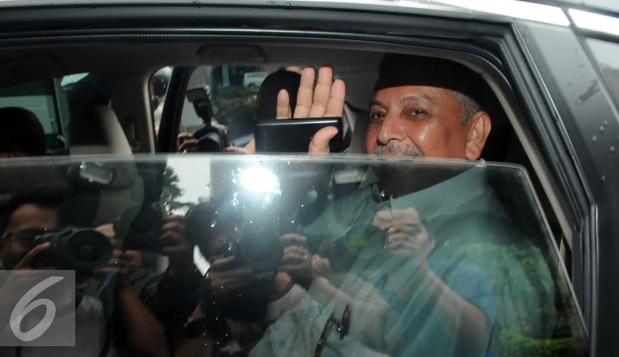 Sofyan Basir  menyapa awak media usai memenuhi panggilan KPK, Jakarta, Senin (25/1). Sofyan diperiksa sebagai saksi dalam kasus dugaan suap proyek pembangunan infrastruktur untuk Kabupaten Deiyai, Provinsi Papua. (Liputan6.com/Helmi Afandi)