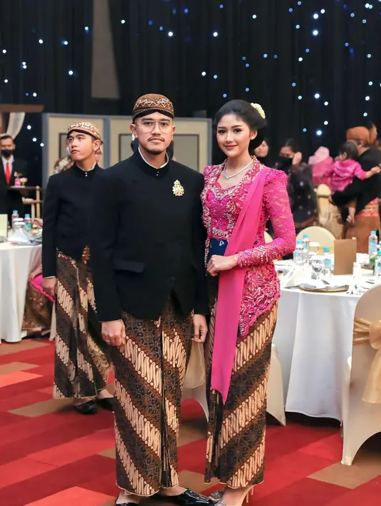 Erina Gudono dan Kaesang Pangarep terlihat serasi dalam balutan pakaian adat Jawa. Erina terlihat anggun dengan kebaya pink tua dan Kaesang kenakan beskap hitam [@erinagudono]